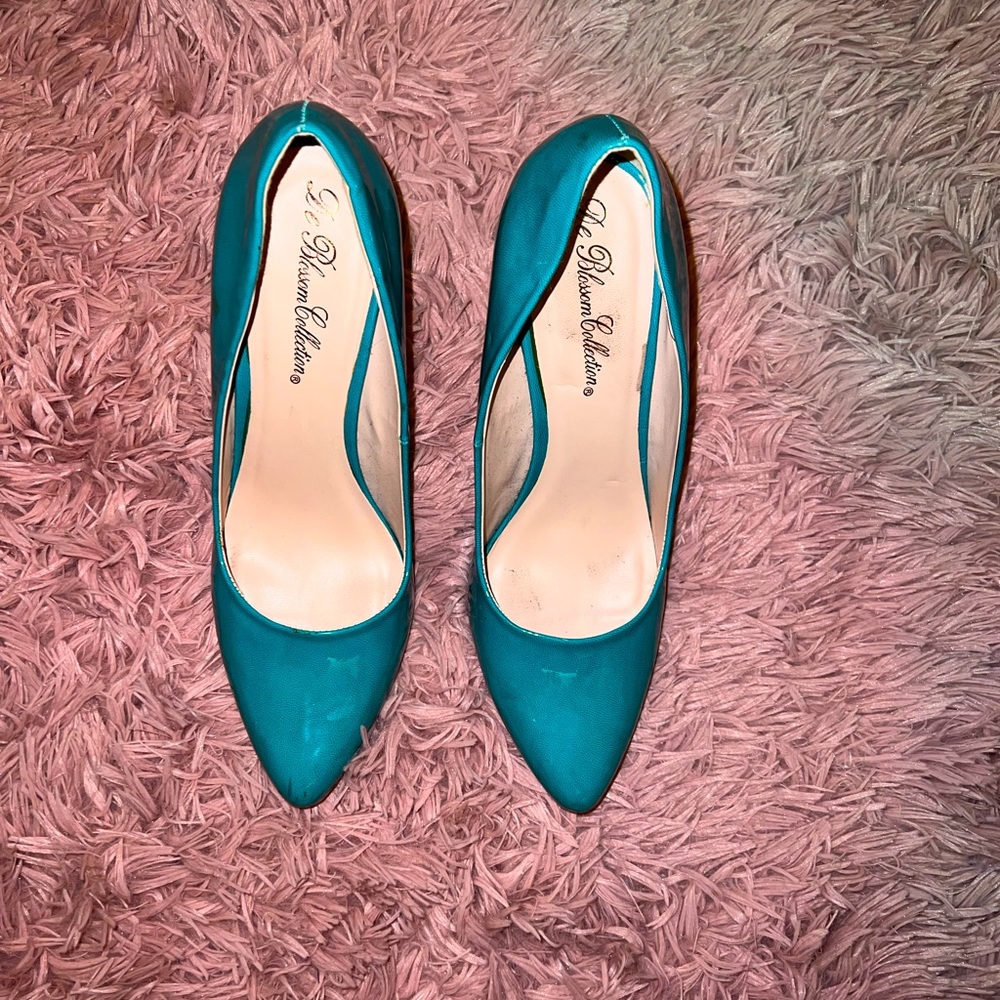Teal colored heels. Some scuff marks, but still in good condition!